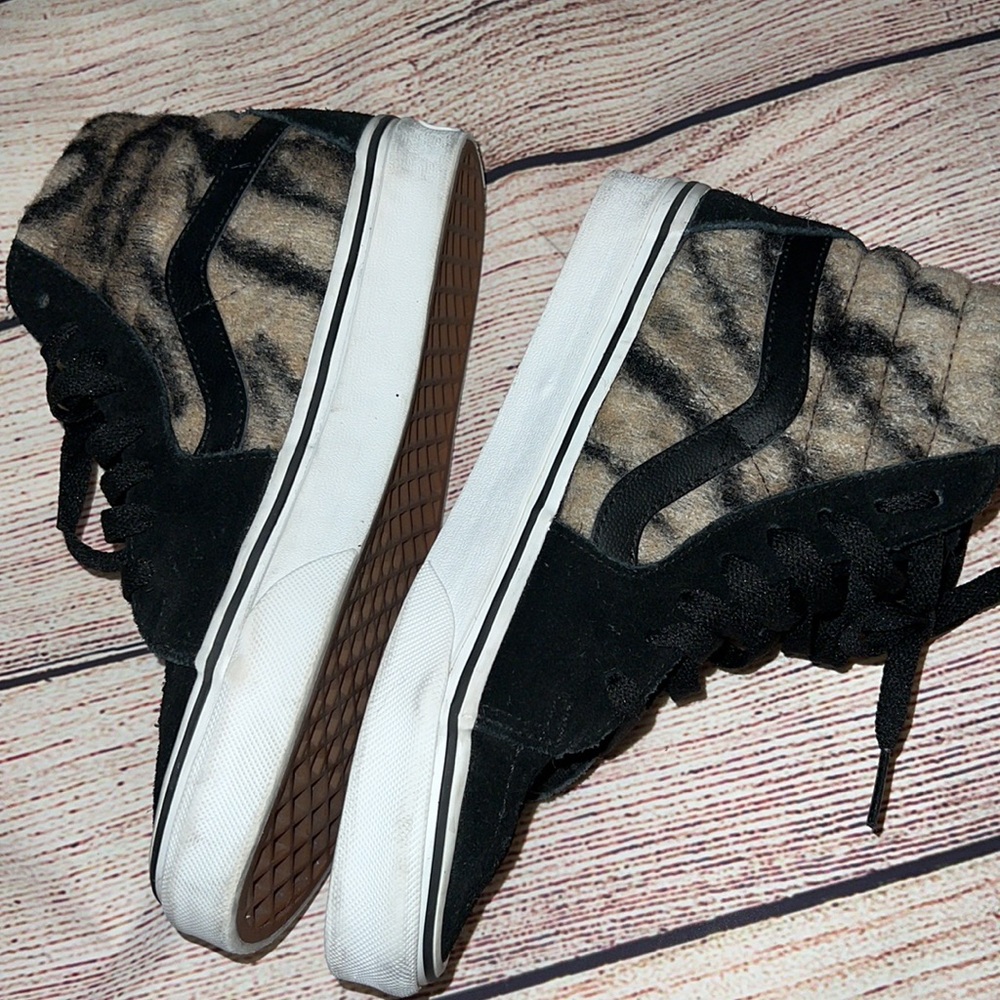 Vans Sk8Hi leopard black sneakers . Size 5.5